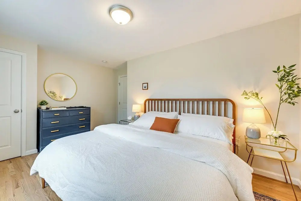 Walk to Shops & Dining: Glen Cove Apt w/ Yard!