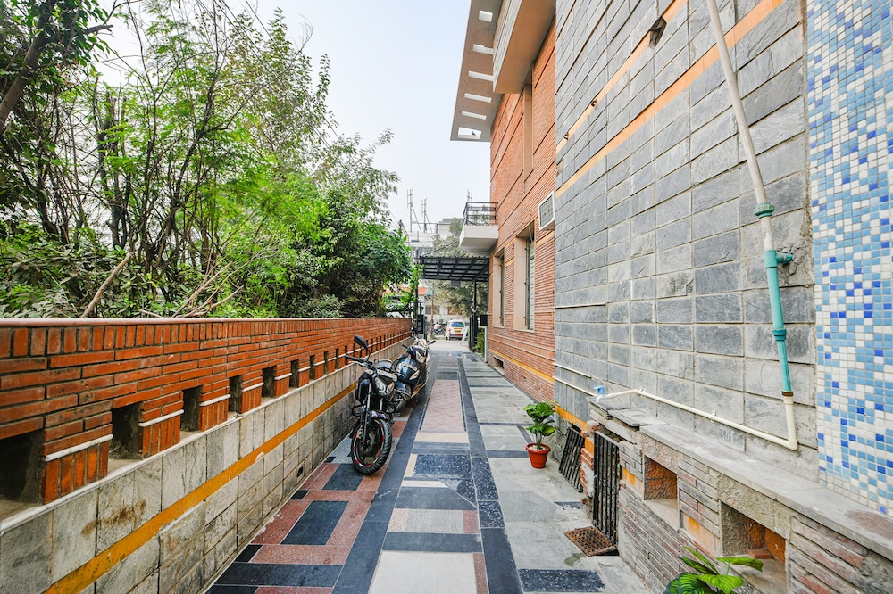 FabHotel The White Orchid - Nr Noida Sector 16 Metro Station Noida