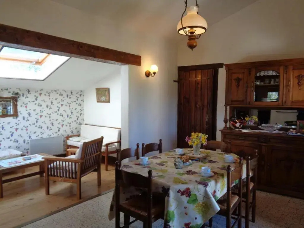 Gîte familial à Saint-Haon-le-Châtel avec piscine et animaux admis - FR-1-496-21