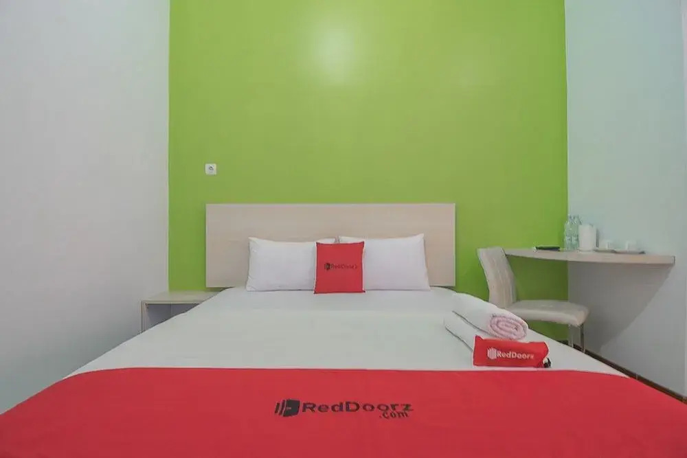RedDoorz Plus near Alun Alun Kuningan