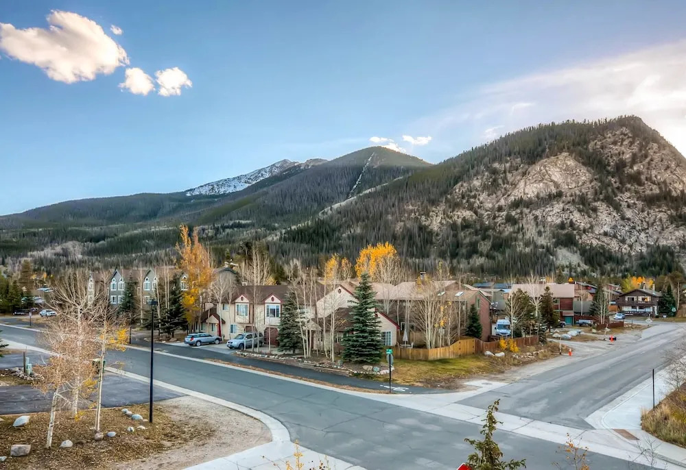 Sleek 3br, 3ba W/hot Tub, 3 Patios, Mountain Views 3 Bedroom Condo
