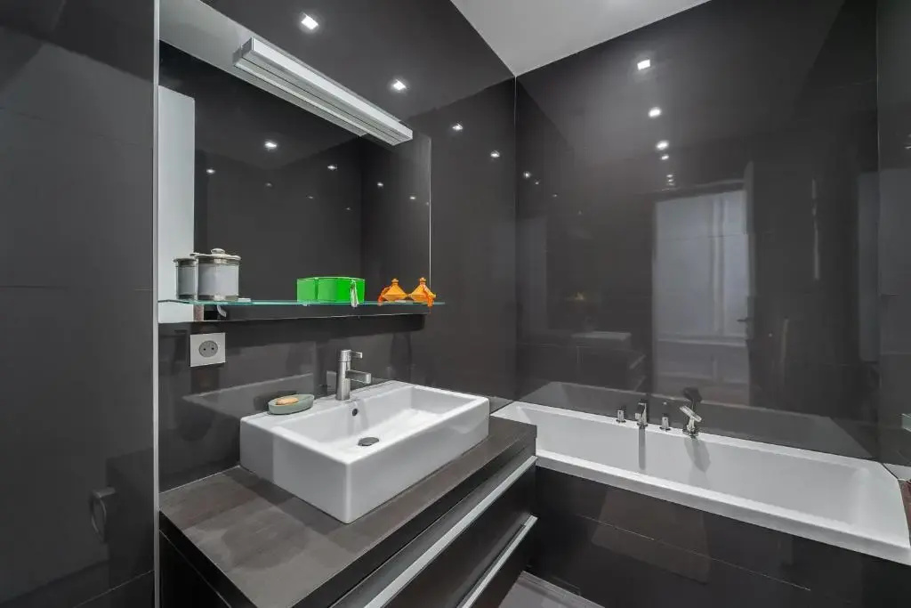 Le N 10 - Grand appartement de 200 m2 avec patio de 35 m2 en Vieille Ville