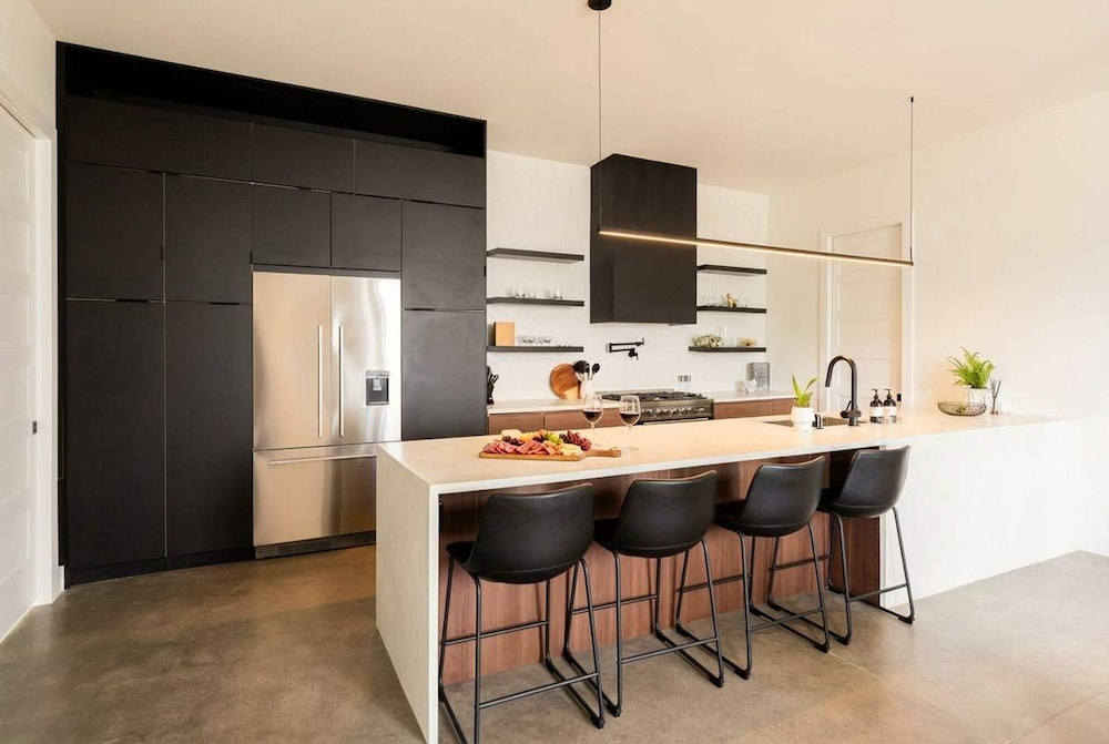 Nash Chic Near DT Rooftop Luxe Comfort