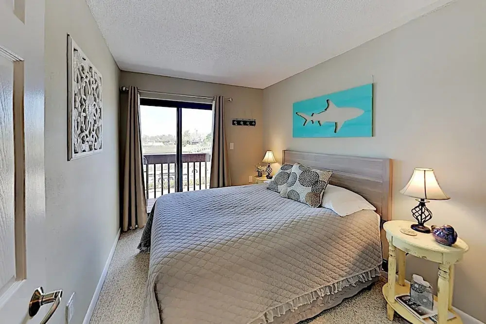 Bay-view Beach W/ Pool, Deck & Balcony 2 Bedroom Condo