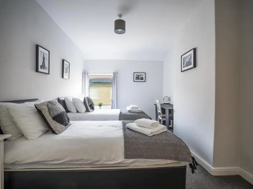 Chestnut House - Sleeps 4 - Pet friendly - Parking