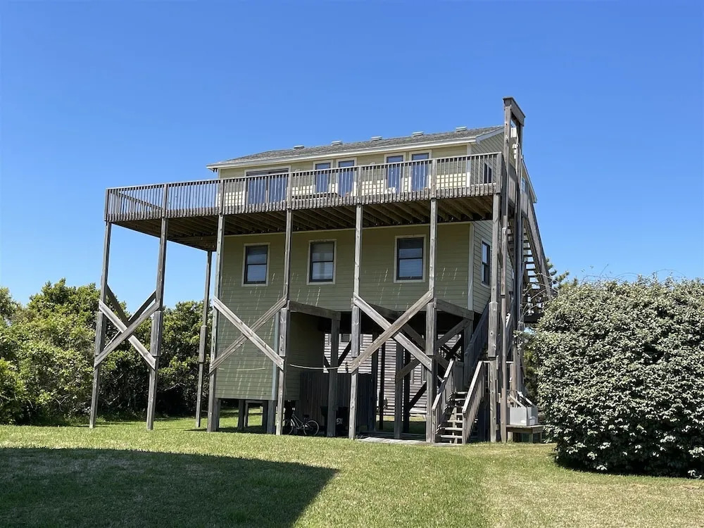 Southern Star 5 Bedroom Cottage by RedAwning
