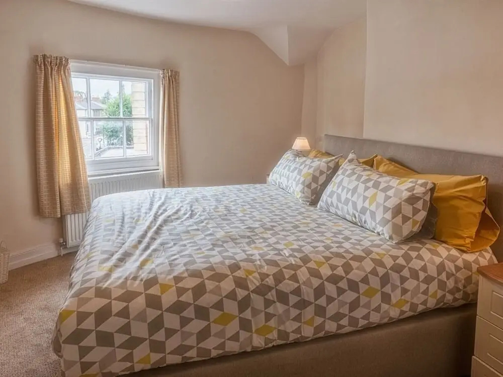 Town Centre Apartment Perfect Location with on-street parking