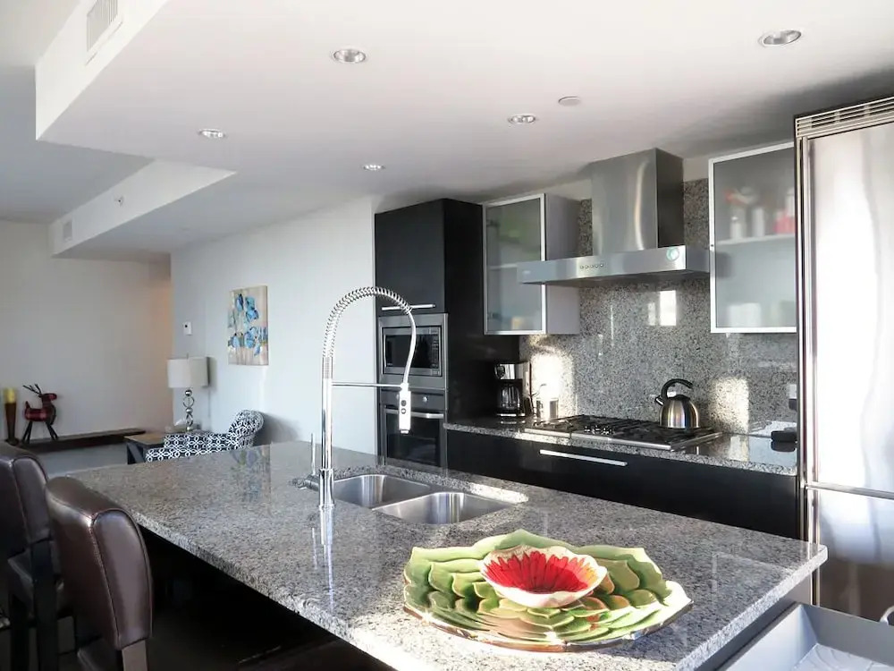 11th Heaven Contemporary Condo Heart of Downtown