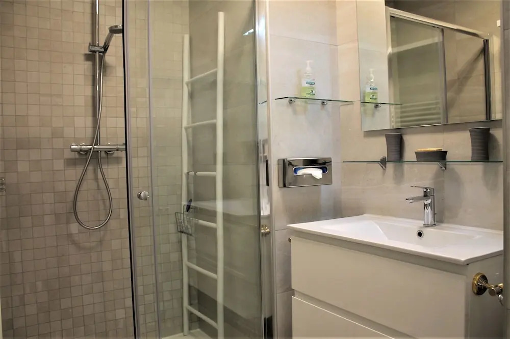 Viva Riviera Modern Brand New 1 Bedroom Palais Foch