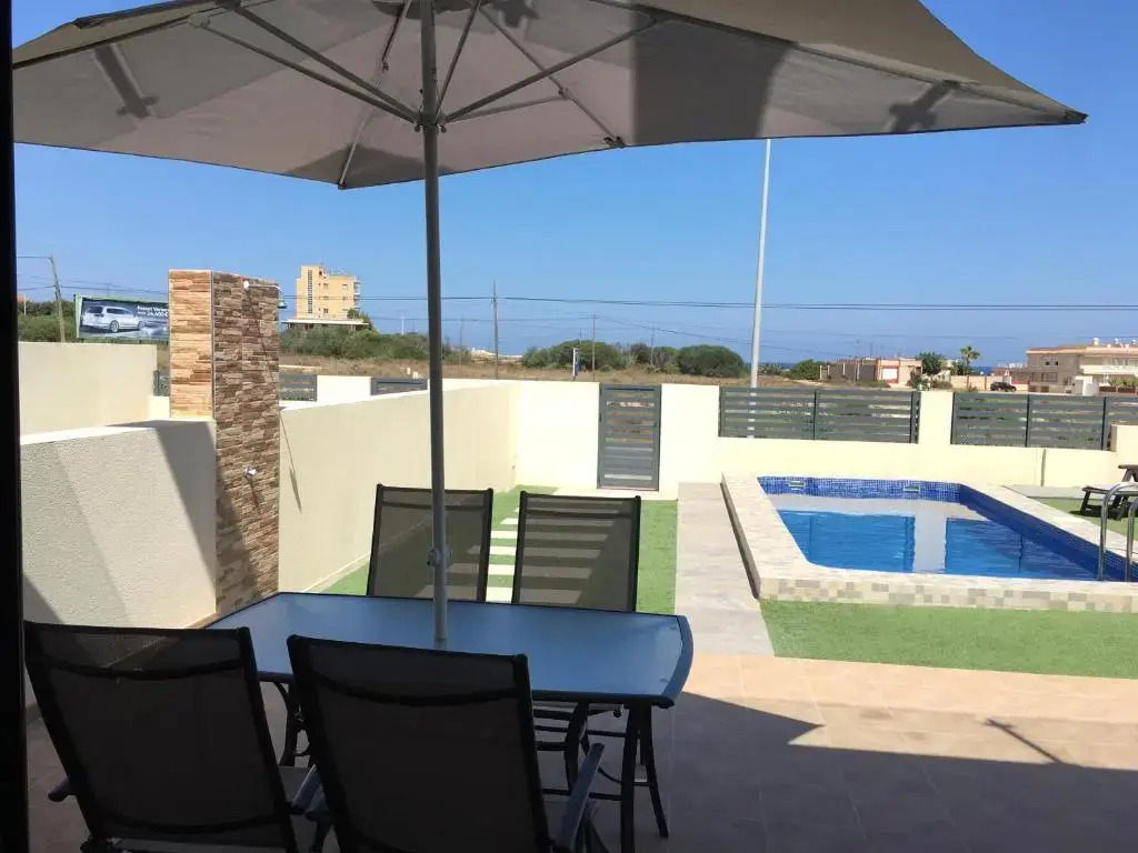Duplex con piscina individual y vistas al mar en Torrevieja