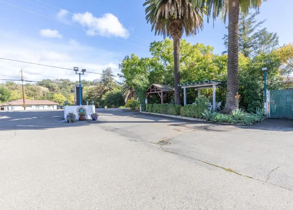 Vineyard Valley Inn