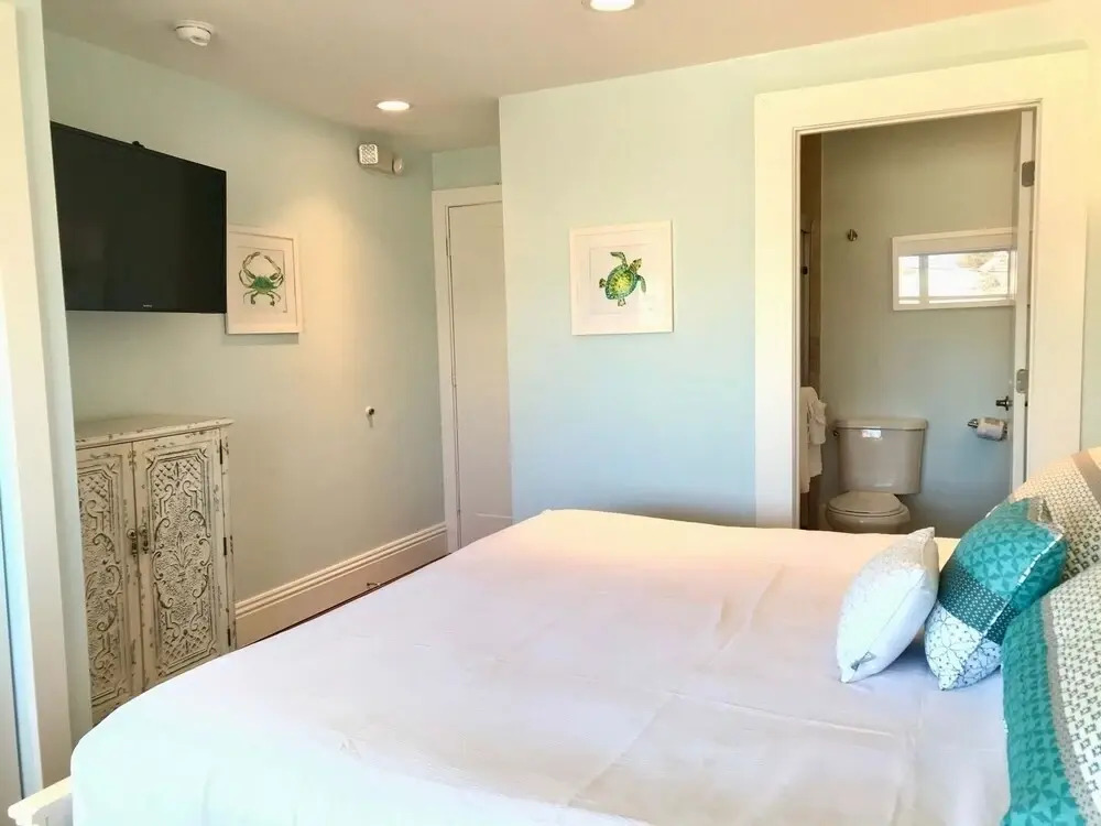 Mojoe s Villa 10 - Steps From the Beach