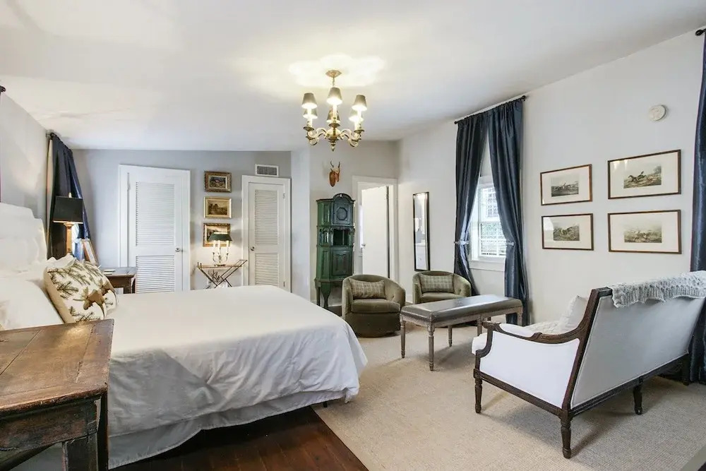 Carriage Unit 4 - 1 Br Apts