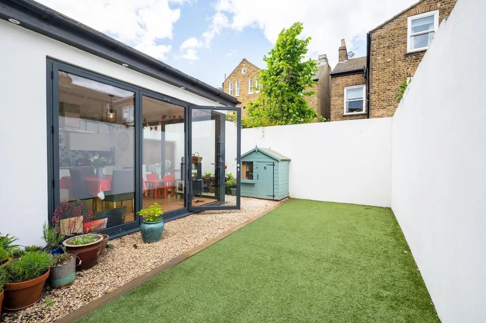 Delightful Family Home With Garden in Balham by Underthedoormat