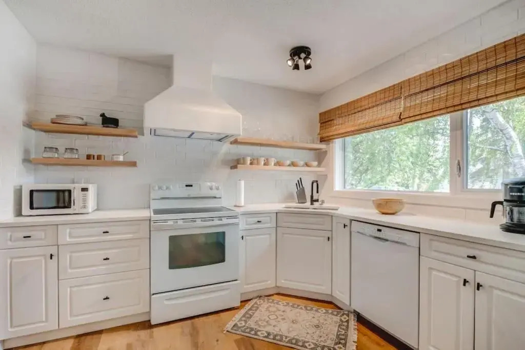The Elm, 4 Bed Bungalow with Backyard and Firepit