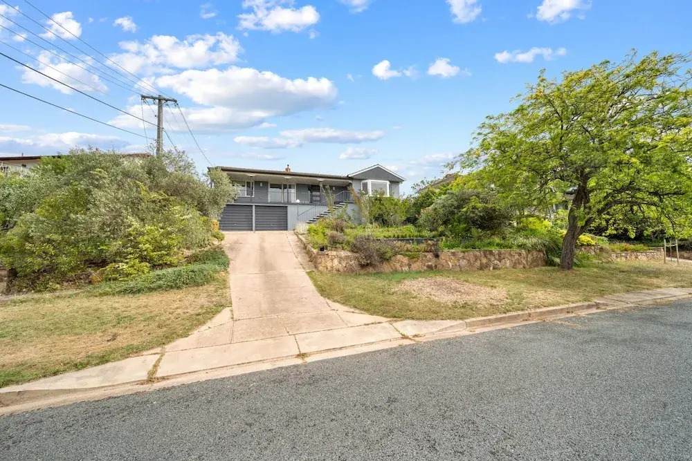 4-bed Family Home With Spacious Backyard and BBQ