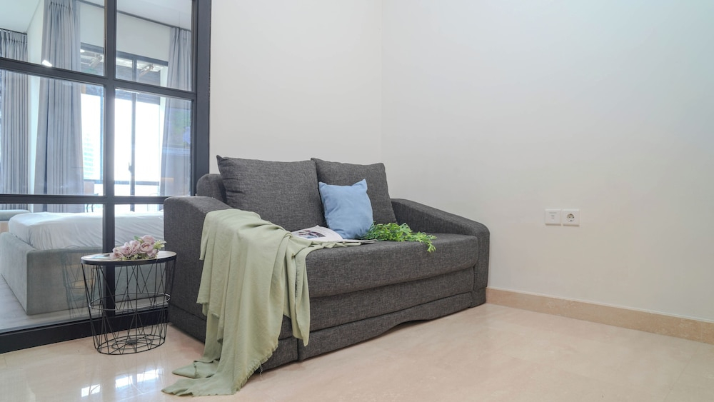 Urban Grey 1Br At Sudirman Suites Apartment