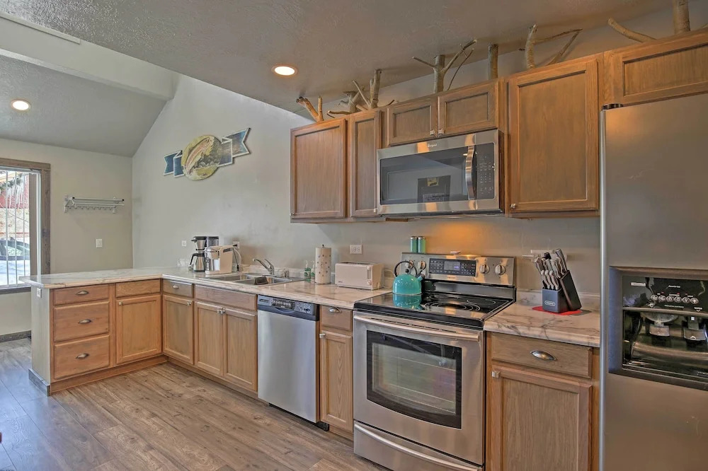 Charming Home - 1 Mi to Yellowstone National Park!