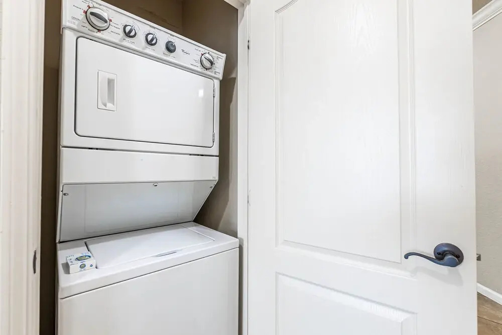 909bp 3 Bedroom Condo by Redawning