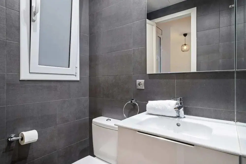 Stunning 2 Bedroom amd Bath Apartment in Eixample