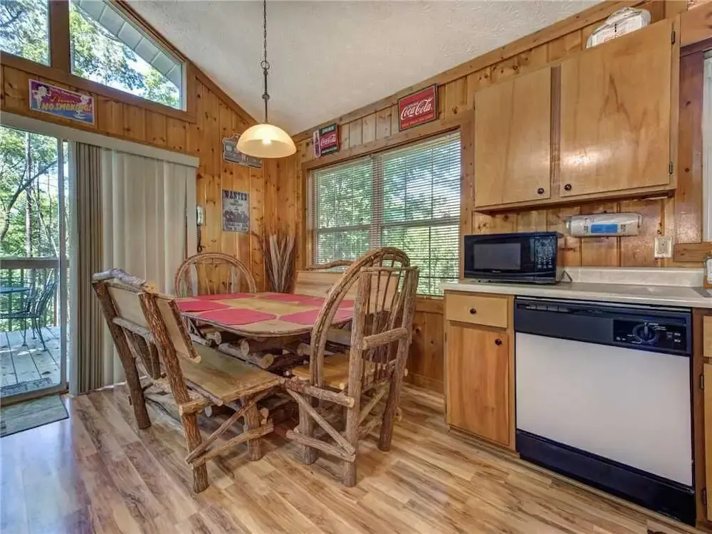 Peanuts Hideaway, 3 Bedrooms, Hot Tub, Fire Pit, Sleeps 10