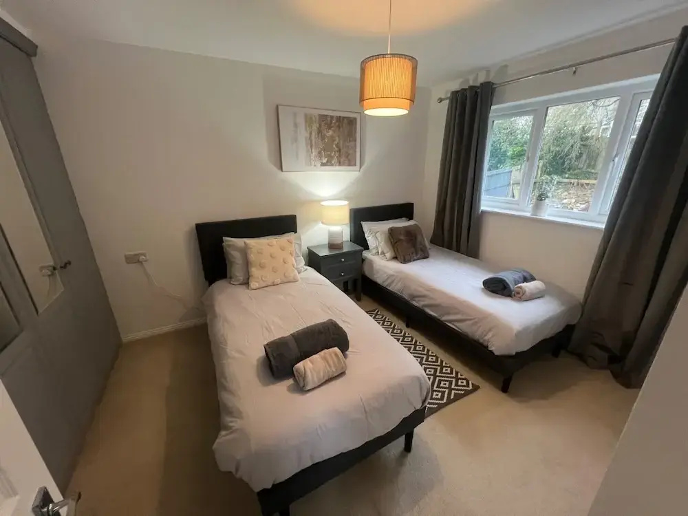 Luxury 4 bed House Sleeps 8, Enjoy in Comfort