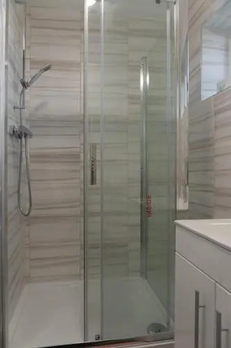 Gorgeous ground floor apartment + free parking