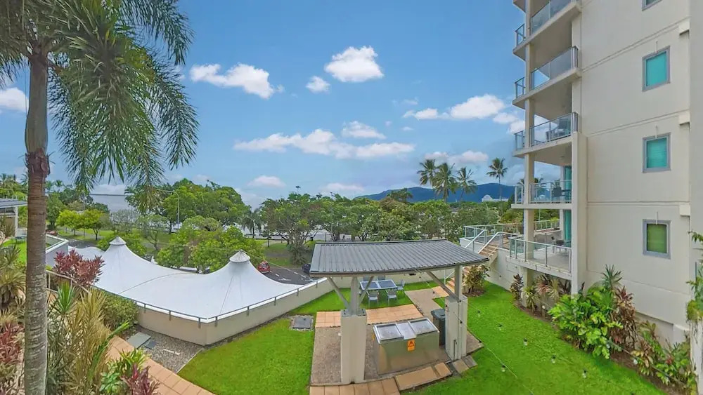 Studio in the City with pool and BBQ