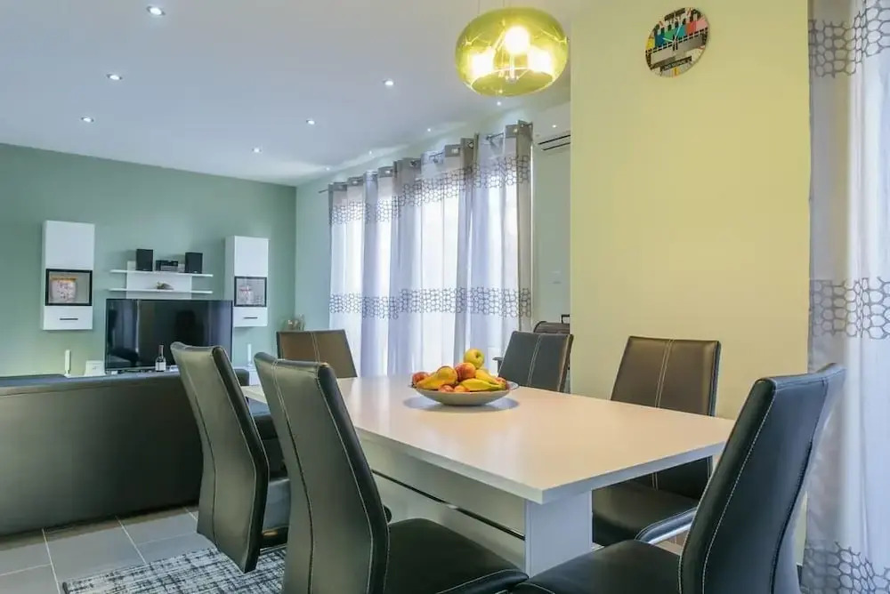 Villa Barbara-Kastela with heated pool