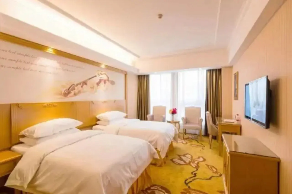 Vienna Hotel (Wuhan Central China Normal University, Huquan Metro Station)