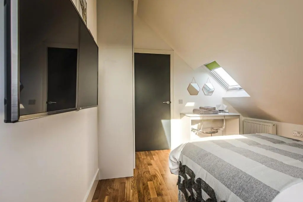 Broadstairs Apartments with luxurious 4-person communal hot tub - sleeps up to 20 people