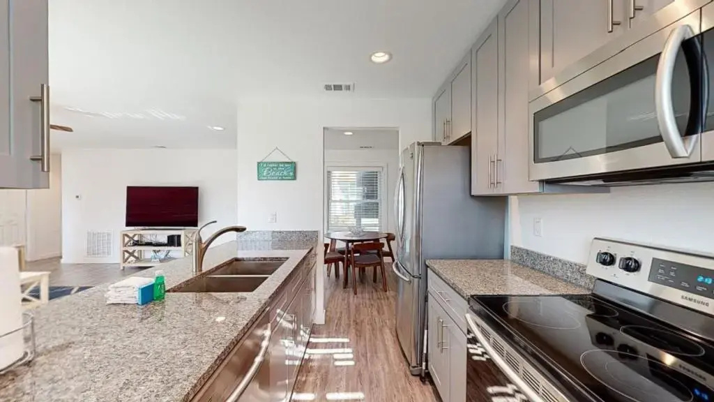 AH-H130 Newly Remodeled Ground Floor Condo, Close to PoolHot Tub