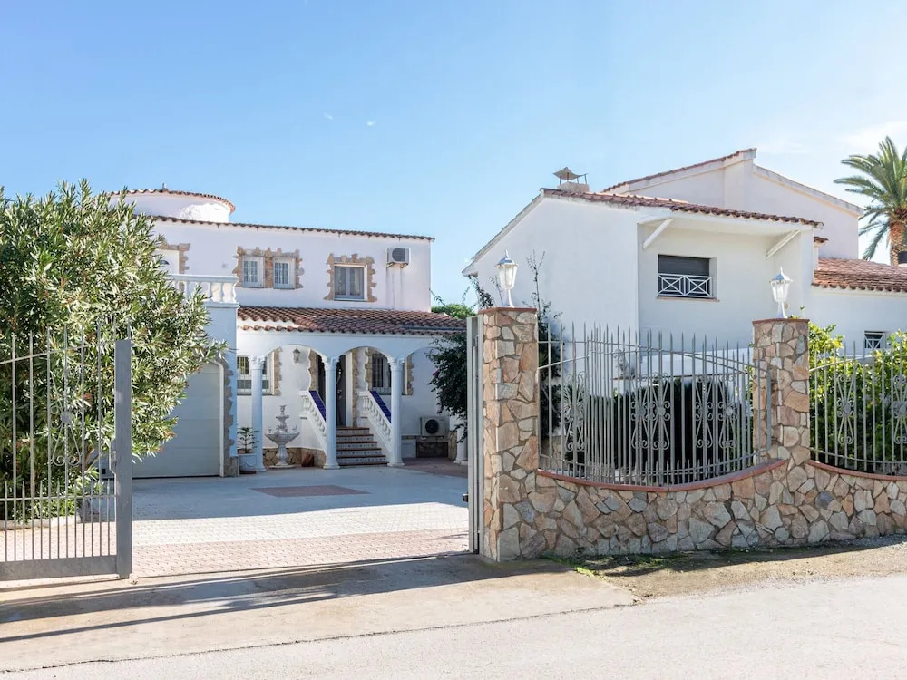 Holiday Home on a Canal With Private Swimming Pool and Mooring