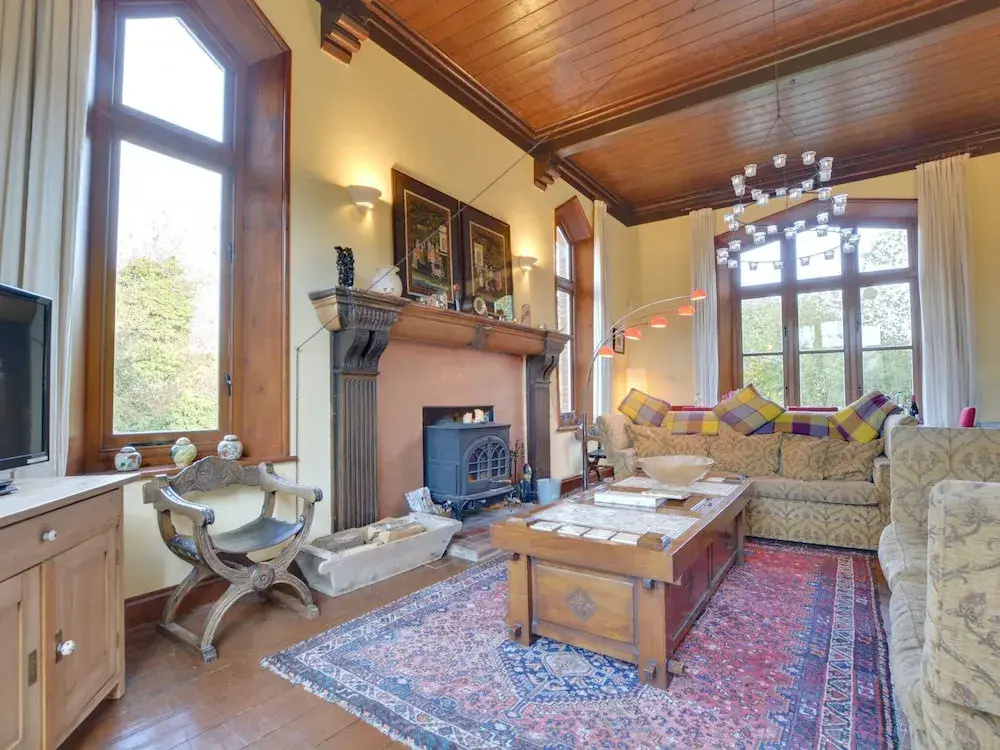 Unique Mansion in Battle with Garden near City Center