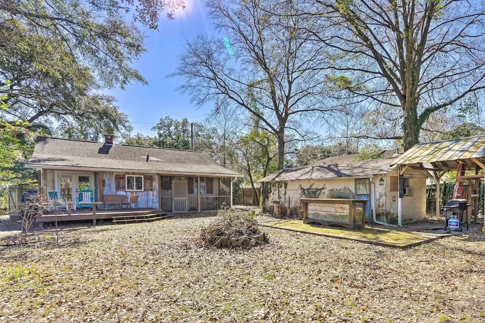 Cozy North Charleston Getaway w/ Fire Pit!