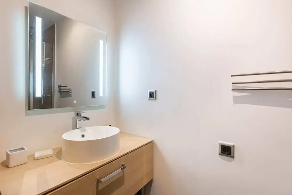 Beautiful apartment near train station by GuestReady