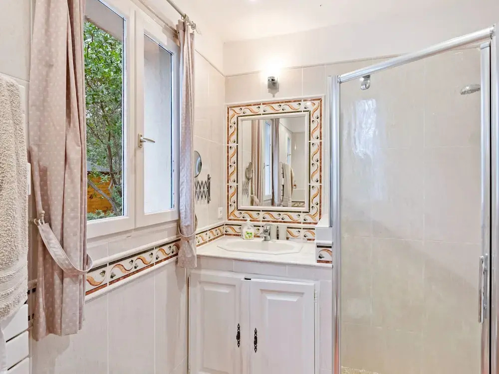 Lavish Villa in Bagnols-en-forêt With Swimming Pool