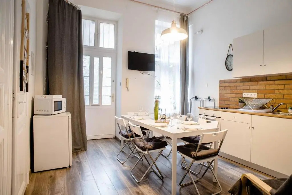 Comfy, renewed 3 bedroom apt in center