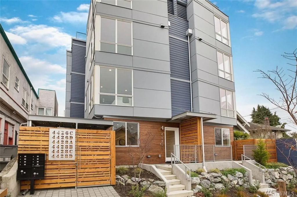 Rooftop Patio with Waterview, Private Garden & Grill 3BR 3BA