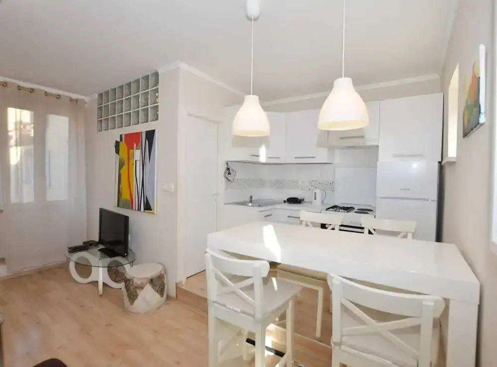 Classy and Modern Old Town Quarter Apartment