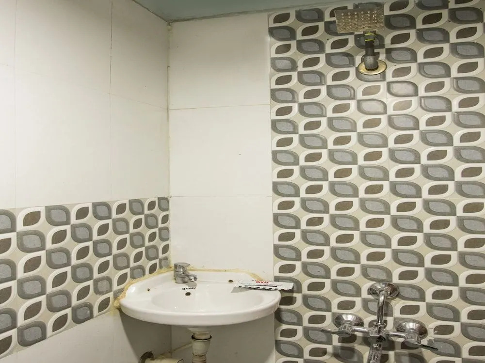 Oyo 28472 Hotel Shree Palace