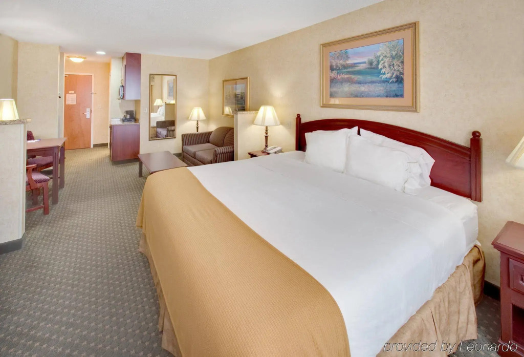 Holiday Inn Express Hotel & Suites Bismarck by IHG