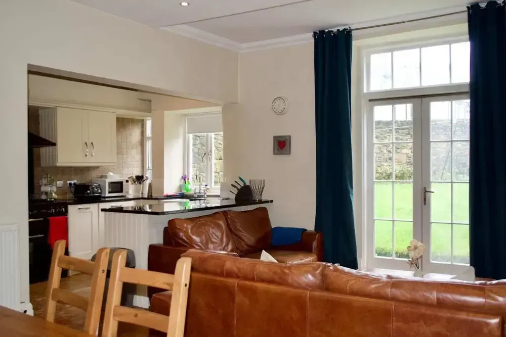3 Bedroom Home With Garden Near Edinburgh New Town