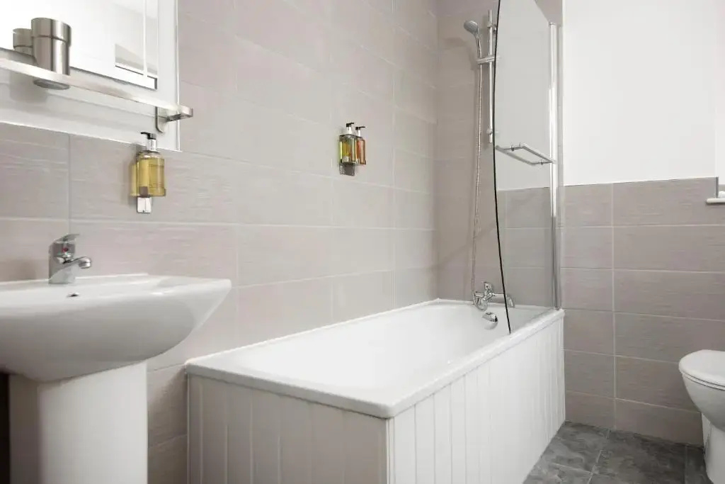 Oliverball Serviced Apartments - Harold House - Modern open plan 4 bedroom, 3 bathroom house in Portsmouth