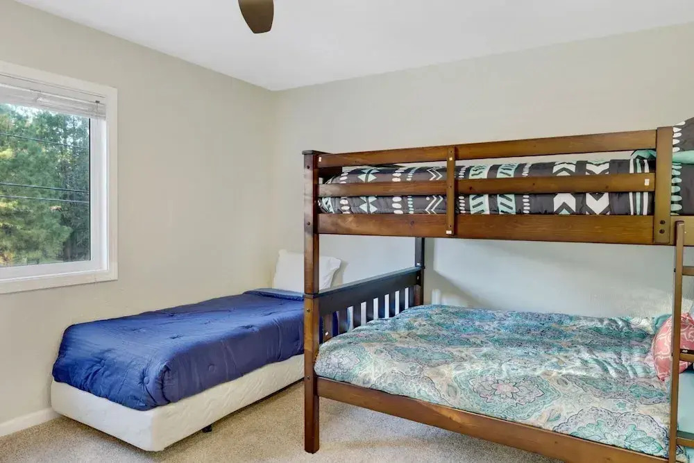 2085- Beary Peaceful Retreat 3 Bedroom Home by Redawning