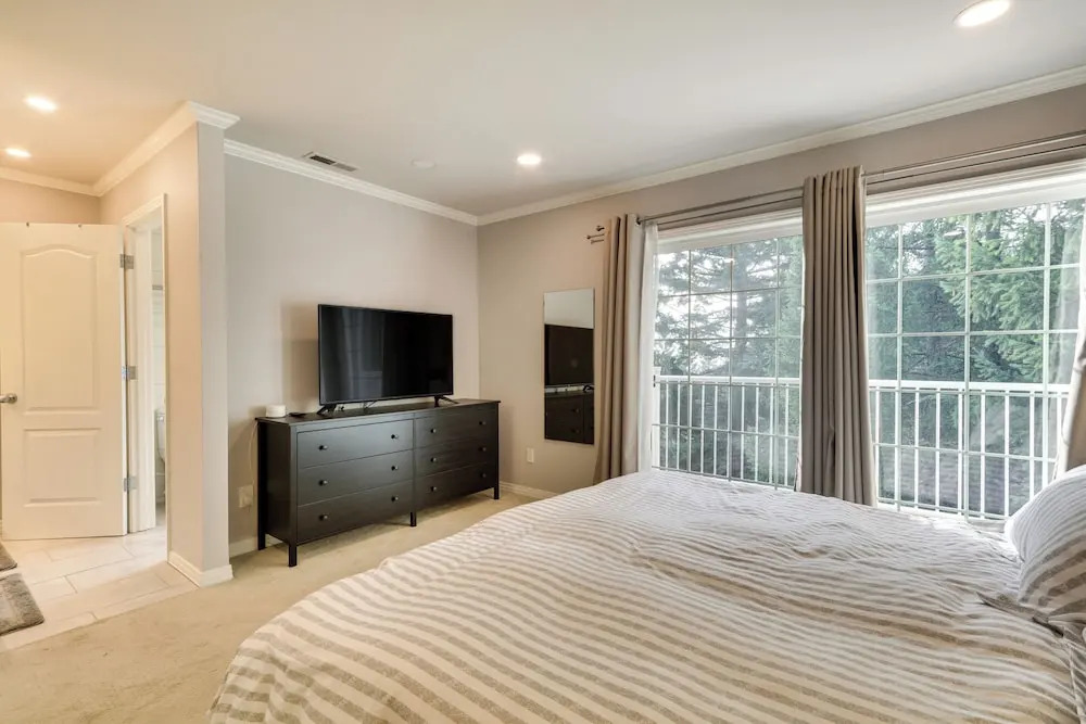 Lake Oswego Home w/ Deck 9 Mi to Downtown Portland