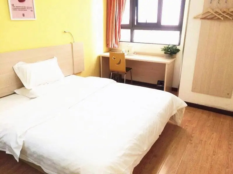 7 Days Inn·Xinyang Railway Station Square