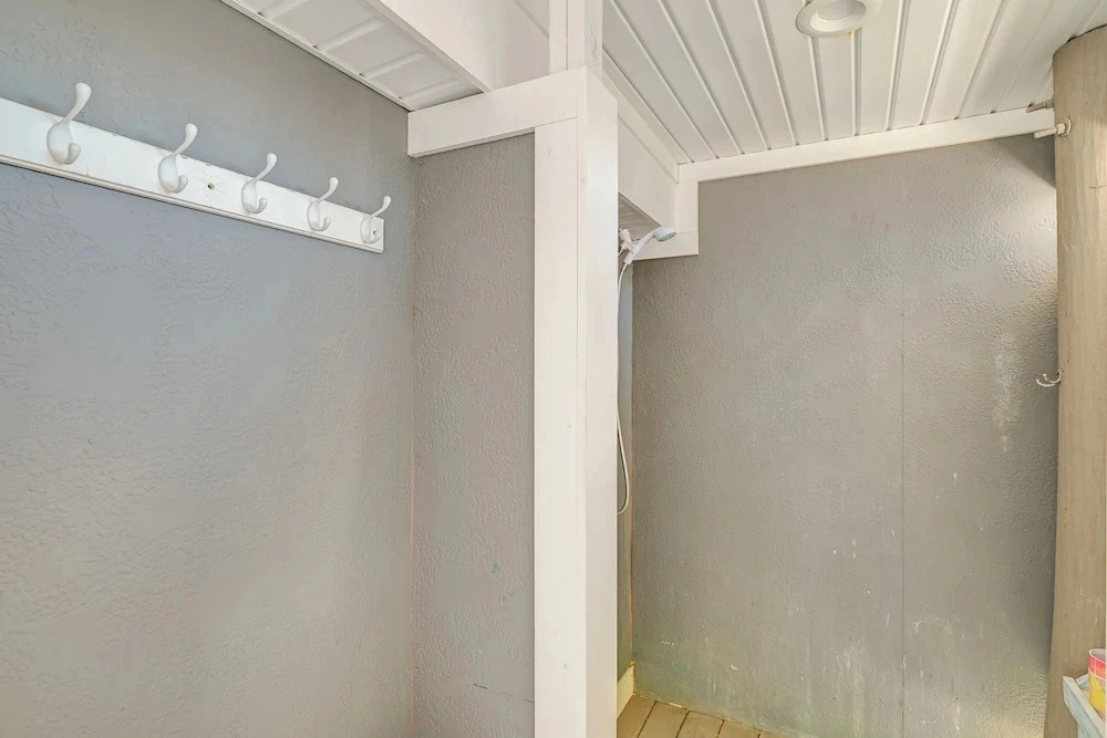 Walk to Bay Village, Beaches & More! Cozy Cottage