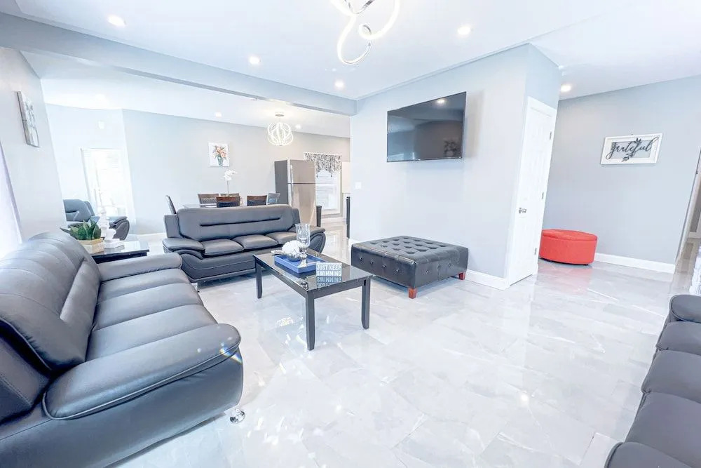 Group Friendly 6BR Near Aquarium & Niagara Falls