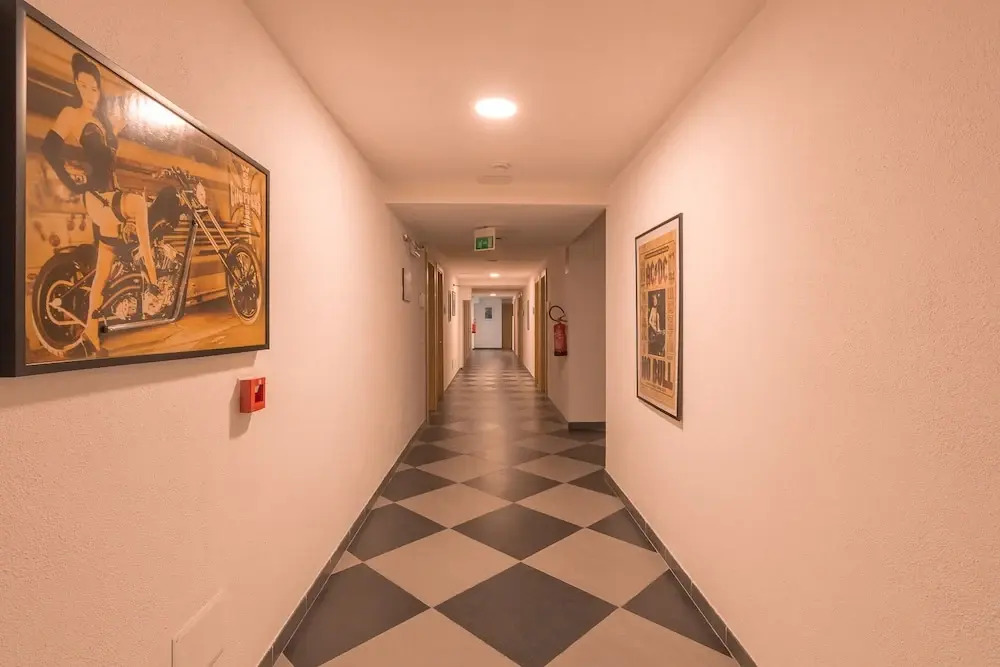 Delta Rooms